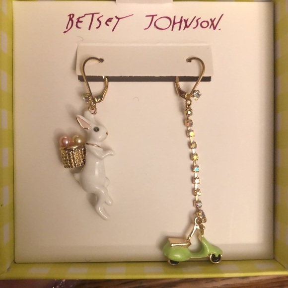 Betsey Johnson Bunny & Vespa mismatched earrings NEW - Picture 3 of 3